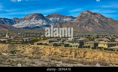 Luftgegend und schneebedeckte Red Rock Mountains in Nevada Las Vegas Stockfoto