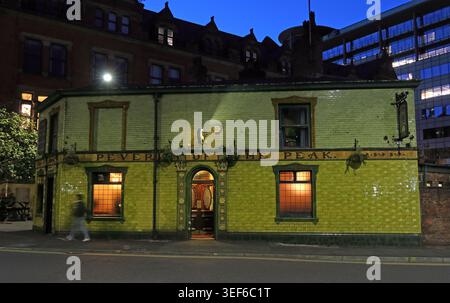 Das Äußere des Peveril of the Peak, Manchester, einem unter Denkmalschutz stehenden Real Ale Pub mit grün gekachelten Fassaden Stockfoto