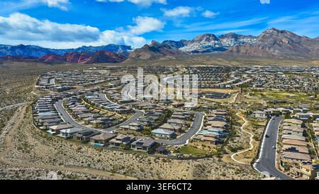 Luftlinie Nevada mit schneebedeckten Red Rock Mountains und Wüstenlandschaft Stockfoto