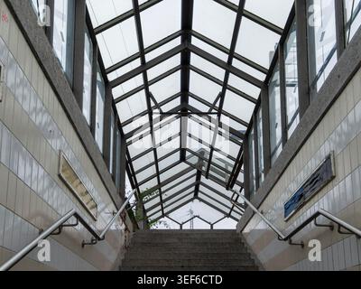 Treppen in der unterirdischen Durchfahrt Stadt und U-Bahn Stockfoto