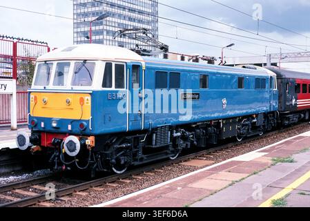 Baureihe 86 Elektrolokomotive 86233 (E3172) „ALSTOM Heritage“ am Bahnhof Coventry mit einem Virgin-Zug-Express 2002 in einem historischen Farbschema gemalt. Die Lokomotive wurde 1965 als Teil der Flotte der Baureihe 86 gebaut, ursprünglich mit der Nummer E3172, die in der ursprünglichen BR Electric Blue Lackierung der 1960er Jahre lackiert wurde. Sie wurde als Ersatzteilquelle nach Bulgarien exportiert. 2019 in Bulgarien verschrottet Stockfoto