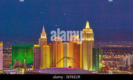 Skyline über den Las Vegas Strip mit New York New York und Flugzeug Stockfoto