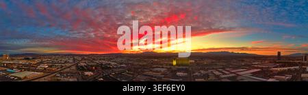 Luftfahrt in der Innenstadt von Las Vegas Nevada bei Sonnenuntergang mit farbenfrohem Golden Hour Sky Stockfoto