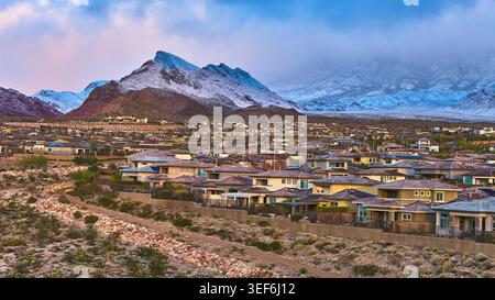 Vorstadtviertel mit schneebedeckten Red Rock Mountains in Las Vegas Nevada Stockfoto