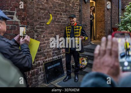 Während der Graffiti-Veranstaltung spricht Thomas Baumgärtel über sein Leben als „Bananen-Graffiti-Künstler“. 1986 markierte Baumgärtel zum ersten Mal einen Kunstort mit der sprühlackierten Banane – nachts illegal, mit Schablone und Sprühdose. Sein Aufstieg zum Ruhm war weit davon entfernt, reibungslos zu segeln. Er wurde mit Berichten über kriminelle Schäden überschwemmt. Grevenbroich, Nordrhein-Westfalen, Deutschland Stockfoto