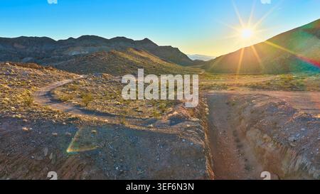 Aerial Desert Road und Berglandschaft mit Sonnenlicht Nevada Stockfoto