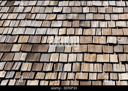 Alte verwitterte und rissige Holzschindeldach Hintergrund Stockfoto