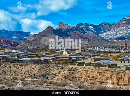 Panorama Red Rock Mountains Snow Turtlehead Peak und Nachbarschaft Las Vegas Stockfoto