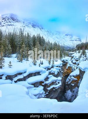 Panoramablick auf den schneebedeckten Marble Canyon Wald und die Berge im Winter Stockfoto