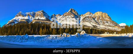 Panorama Snowy Rocky Mountains Pines und Winter Road in Alberta Kanada Stockfoto