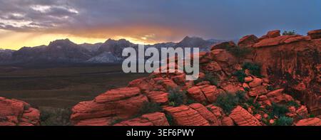 Panorama Red Rock Calico Hills mit schneebedeckten Bergen bei Sonnenuntergang Stockfoto