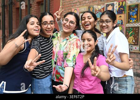 NEW DELHI, INDIEN - 13. MAI: Schüler der 12. Klasse feiern nach dem Ergebnis der 12. Klasse am 13. Mai 2026 im St. Thomas School Gole Market Area in New Delhi, Indien. Der Zentralrat für Sekundarschulbildung CBSE hat das Ergebnis der Klasse 12 für 2026 erklärt. In diesem Jahr hatten sich insgesamt 18,57,517 Studenten für die CBSE Class 12 Board Examination angemeldet, von denen 17,68,968 erschienen und 15,07,109 Studenten bestanden. Der Gesamtprozentsatz für den Pass lag bei 85,20 Prozent. Foto von Sonu Mehta/Hindustan Times CBSE erklärte Klasse 12 Ergebnis 2026 Stockfoto