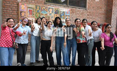 NEW DELHI, INDIEN - 13. MAI: Schüler der 12. Klasse feiern nach dem Ergebnis der 12. Klasse am 13. Mai 2026 im St. Thomas School Gole Market Area in New Delhi, Indien. Der Zentralrat für Sekundarschulbildung CBSE hat das Ergebnis der Klasse 12 für 2026 erklärt. In diesem Jahr hatten sich insgesamt 18,57,517 Studenten für die CBSE Class 12 Board Examination angemeldet, von denen 17,68,968 erschienen und 15,07,109 Studenten bestanden. Der Gesamtprozentsatz für den Pass lag bei 85,20 Prozent. Foto von Sonu Mehta/Hindustan Times CBSE erklärte Klasse 12 Ergebnis 2026 Stockfoto
