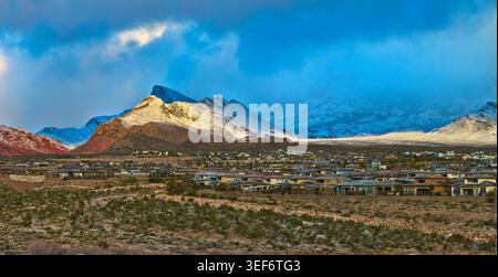Luftpanorama, schneebedeckte Red Rock Mountains und Las Vegas Viertel Stockfoto