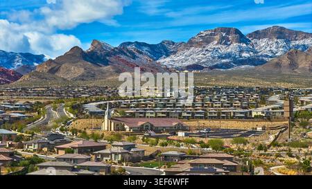 Red Rock Mountains Snow und Vorstadtviertel Las Vegas Nevada Stockfoto
