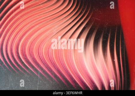 Abstrakte rote und rosa leuchtende Wellenlinien mit Vintage-Folienstaub und Kratzstruktur Stockfoto
