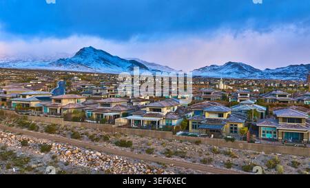 Nevada mit Snowy Red Rock Mountains und Wüstenlandschaft aus der Luft Stockfoto