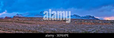 Panorama der Red Rock Mountains aus der Luft mit schneebedecktem Panorama und Las Vegas Viertel Stockfoto