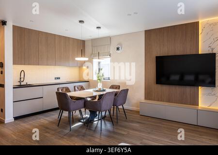 Modernes Wohnkücheninterieur mit Essbereich Stockfoto