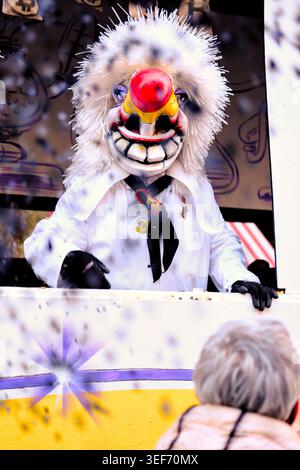 Fastnachtsfigur mit grinsender Larve wirft Konfetti von einem Wagen auf der Basler Fasnacht 2026, Basel, Schweiz Stockfoto
