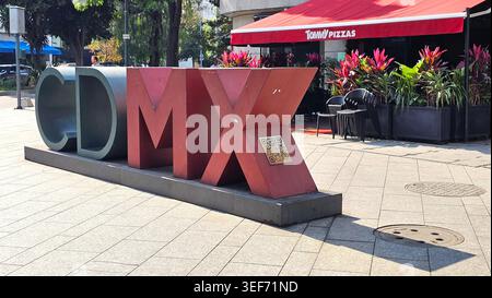 Mexiko-Stadt, Mexiko - 14. Januar 2026: Monumentale CDMX-Buchstaben in den Straßen von Mexiko-Stadt, eine touristische Marke und Symbol der visuellen Identität Stockfoto