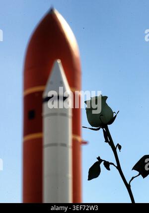 Eine Blume, die von einem Gast gelegt wurde, zeigt das Space Shuttle Atlantis in der Nähe des Space Mirror Memorial während einer Gedenkfeier zum 35. Jahrestag der sieben Astronauten, die bei der Challenger-Shuttle-Katastrophe 1986 im Kennedy Space Center, Florida am 28. Januar 2021 ums Leben kamen. (Foto: Joe Burbank/Orlando Sentinel/TNS/SIPA USA) Stockfoto