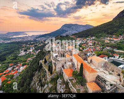 Split, Kroatien, von der Festung Klis zur goldenen Stunde aus gesehen. Stockfoto