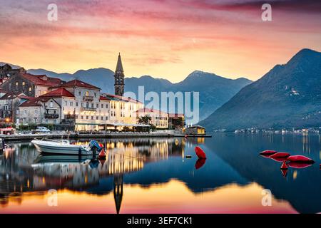 Perast, Montenegro, historische Stadtlandschaft in Kotor Bay bei Sonnenaufgang. Stockfoto