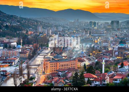 Sarajevo, Bosnien und Herzegowina Stadtbild zur goldenen Stunde. Stockfoto