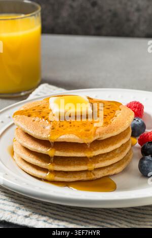 Hausgemachte Mini Buttermilchpfannkuchen mit Butter und Obst Stockfoto