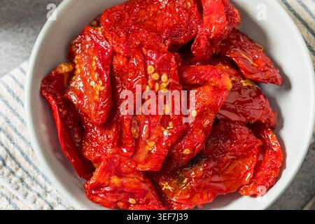 Rohe italienische getrocknete Tomaten aus biologischem Anbau in Olivenöl Stockfoto