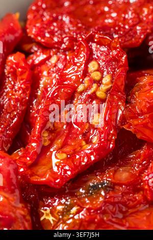 Rohe italienische getrocknete Tomaten aus biologischem Anbau in Olivenöl Stockfoto