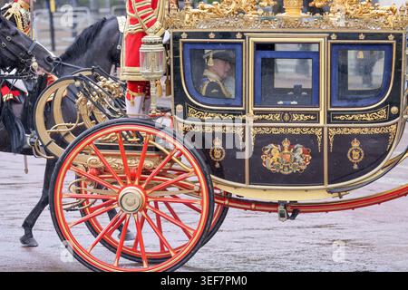 London, Großbritannien. Mai 2026. König Karl III. Und Königin Camilla sahen, wie sie Buckingham Palace im Diamond Jubilee State Coach an das House of Lords in Westminster verließen, um das Parlament und die Rede des Königs zu eröffnen, die den offiziellen Beginn des Parlamentsjahres markiert und die Tagesordnung der Regierung für die Sitzung 2026-27 festlegt. (Foto: Dinendra Haria/SOPA Images/SIPA USA) Credit: SIPA USA/Alamy Live News Stockfoto