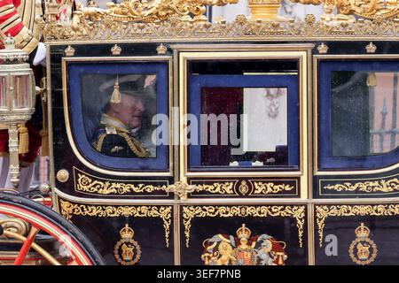 London, Großbritannien. Mai 2026. König Karl III. Und Königin Camilla sahen, wie sie Buckingham Palace im Diamond Jubilee State Coach an das House of Lords in Westminster verließen, um das Parlament und die Rede des Königs zu eröffnen, die den offiziellen Beginn des Parlamentsjahres markiert und die Tagesordnung der Regierung für die Sitzung 2026-27 festlegt. Quelle: SOPA Images Limited/Alamy Live News Stockfoto