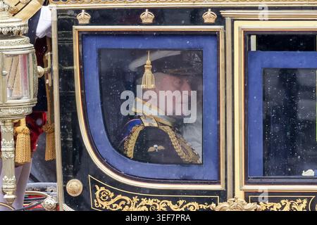 London, Großbritannien. Mai 2026. König Karl III. Und Königin Camilla sahen, wie sie Buckingham Palace im Diamond Jubilee State Coach an das House of Lords in Westminster verließen, um das Parlament und die Rede des Königs zu eröffnen, die den offiziellen Beginn des Parlamentsjahres markiert und die Tagesordnung der Regierung für die Sitzung 2026-27 festlegt. Quelle: SOPA Images Limited/Alamy Live News Stockfoto
