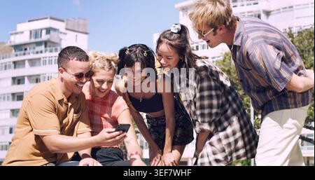 Streaming, Lächeln oder Universitätsstudenten in der Stadt mit Telefon, lustigen Videos oder Bonding in sozialen Medien. Freunde, App-Browsing oder Leute mit Technik Stockfoto