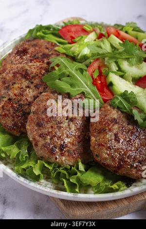 Gebratene Schnitzel, gemischtes Hackfleisch, mit Gemüsesalat, hausgemacht, Blick von oben, keine Personen Stockfoto