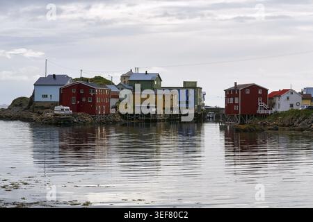 Bunte Holzhäuser, Pfahlhäuser, ehemaliges Geisterdorf, historisches Fischerdorf Nyksund, Insel Langoya, Vesteralen, Nordland, Nordnorwegen, Stockfoto