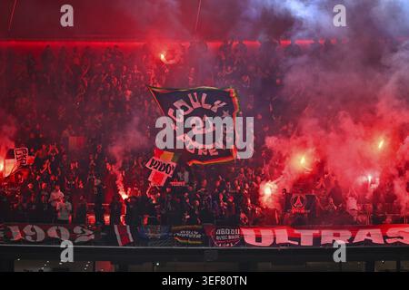 Lüfterblock, Ultras, Lüfter, Lüfterkurve, Flaggen, Atmosphäre, atmosphärisches Bengalo, Pyrotechnik, Pyro, Feuerwerkskörper, Paris Saint-Germain PSG Fußball UEFA Cham Stockfoto