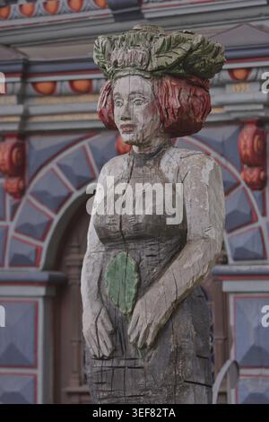 Mrs. Holle in Eiche von Cornelia Brader, Märchenfigur, Mrs. Holle, moderne Kunst, Holzskulptur, Holzschnitzerei, Frauenfigur, Kopfschmuck, altes Rathaus Stockfoto