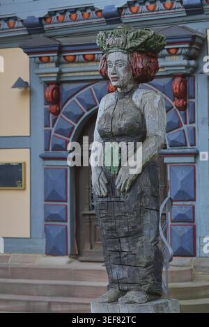 Mrs. Holle in Eiche von Cornelia Brader, Märchenfigur, Mrs. Holle, moderne Kunst, Holzskulptur, Holzschnitzerei, Frauenfigur, Kopfstück, Haustür mit Stockfoto