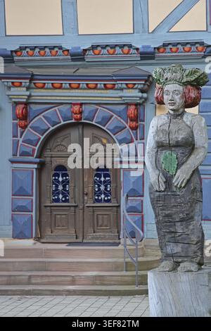 Mrs. Holle in Eiche von Cornelia Brader, Märchenfigur, Mrs. Holle, moderne Kunst, Holzskulptur, Holzschnitzerei, Frauenfigur, Kopfstück, Haustür mit Stockfoto