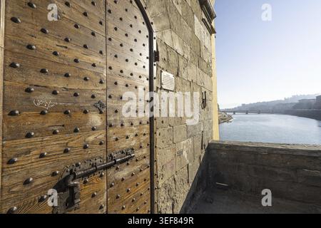 Florenz, Italien. Januar 2022. Detail einer alten Holztür auf der alten Brücke im historischen Zentrum der Stadt Stockfoto