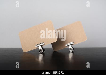 Zwei leere Kraft Visitenkarten. Mockup für Markenidentität Stockfoto