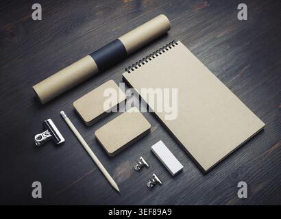 Leere Retro-Schreibwaren auf hölzernem Hintergrund. Vorlage für Unternehmensidentität Stockfoto