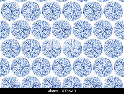 Nahtloses Aquarellmuster mit blauen abstrakten Blumen- oder Sonnenschliff-Formen, die aus kleinen, radialen Tropfenpinselstrichen auf weißem Hintergrund bestehen. Su Stockfoto