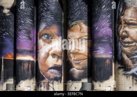 SHEEP HILLS, AUSTRALIEN - 27. SEPTEMBER 2025: GrainCorp Sheep Hills Silo Art Silo Art Wandgemälde auf dem Silo Art Trail an einem sonnigen Frühlingstag in der Wimmera Malle Stockfoto