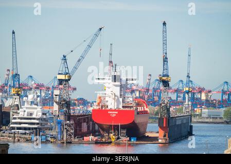 Hamburg Germsny , 26. april 2026 , wird das Frachtschiff "Frederik" in einem schwimmenden Trockendock auf der Werft Blohm+Voss im Hafen von Ham instand gehalten Stockfoto