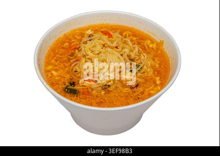 Scharfe koreanische Ramen-Nudeln in weißer Schüssel isoliert auf weißem Hintergrund Stockfoto