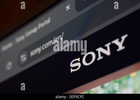 18. April 2026 – Taschkent, Usbekistan: Nahaufnahme der Sony Website auf dem digitalen Bildschirm mit Logo- und Browseroberflächenelementen. Stockfoto